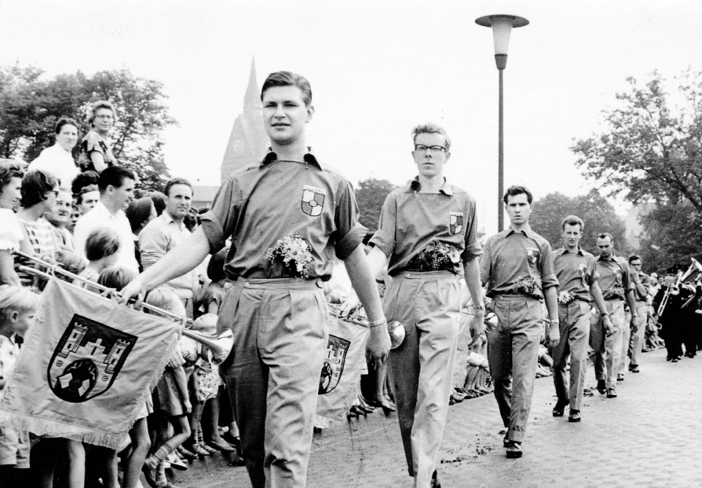 Fanfarenzug1959-04-Ausmarsch