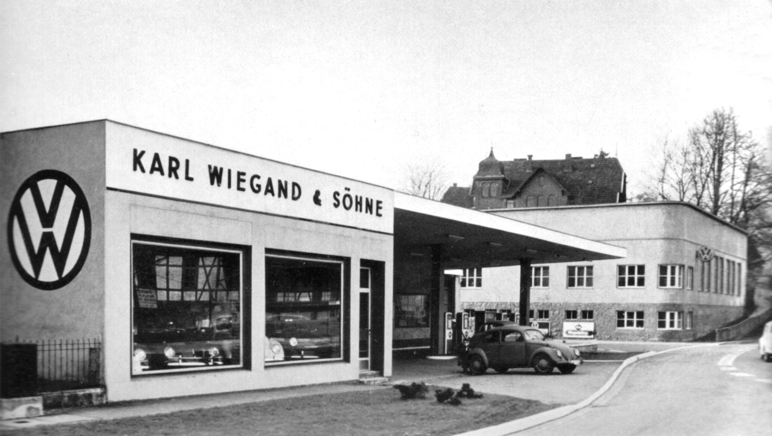 Karl Wiegand & Söhne mit Verkaufsraum, Tankstelle und Werkstatt am späteren Ströh-Standort.