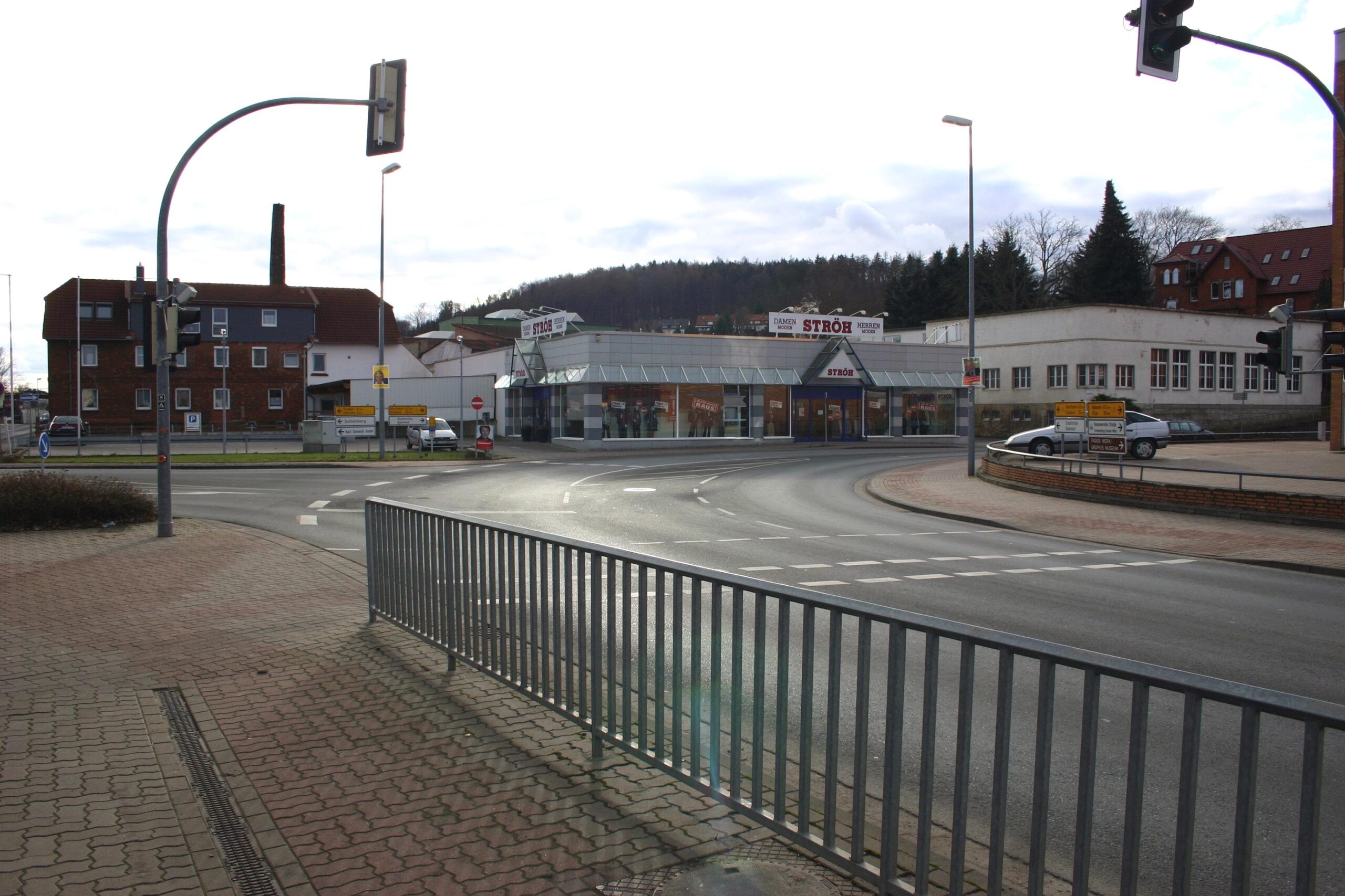 Ströh-Moden gegenüber dem Alfelder Bahnhof, 2008.