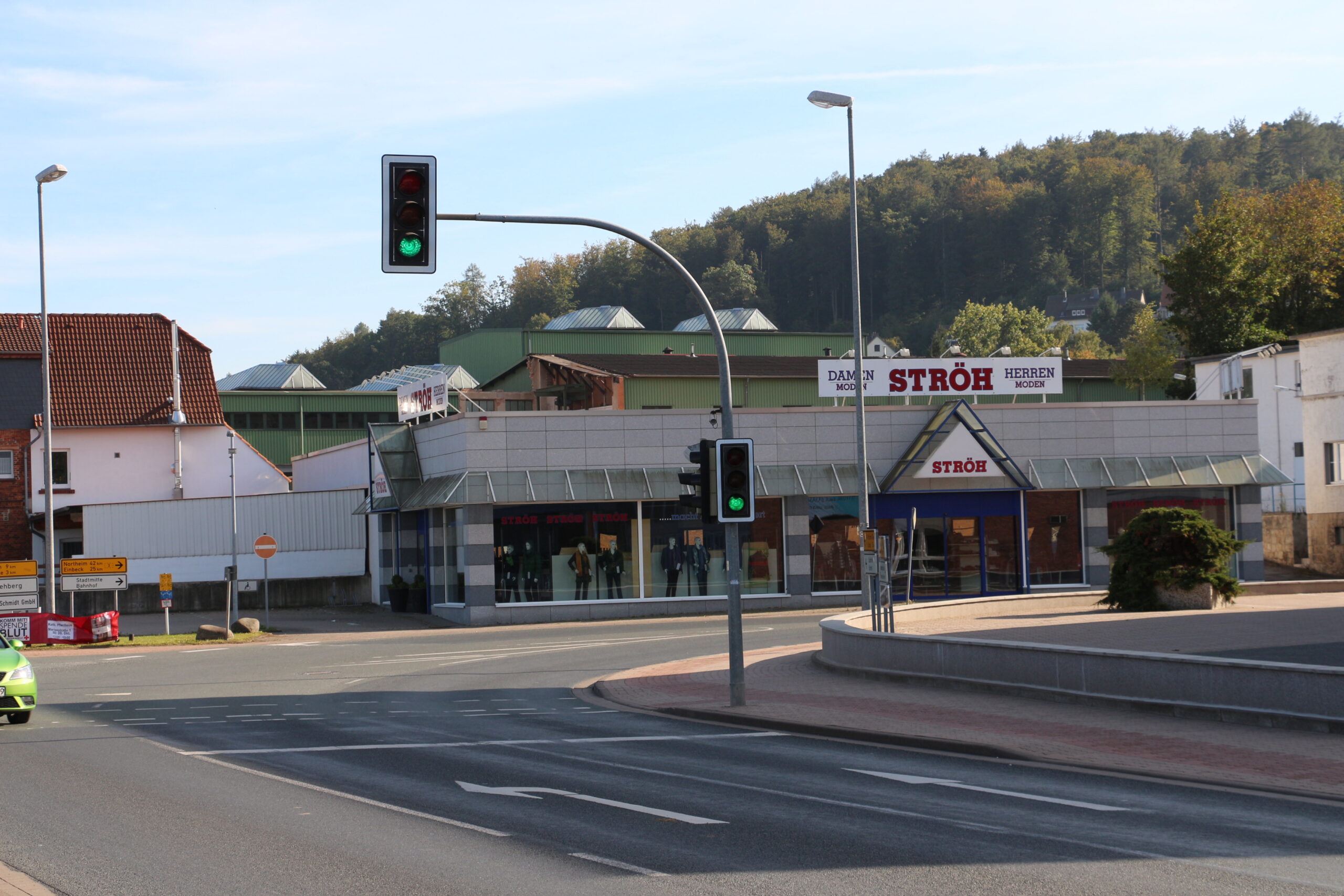 Das Geschäftsgebäude mit Glasvordach und großen Schaufenstern, 2013.