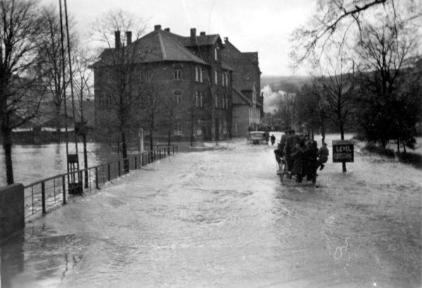 Bahnhofstr1946-04-Hochwasser-05-08