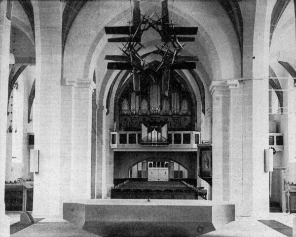 Ein'neues Hängekreuz schmückt den Altarraum der gründlich erneuerten St.-Nlcolai-Kirche In Alfeld