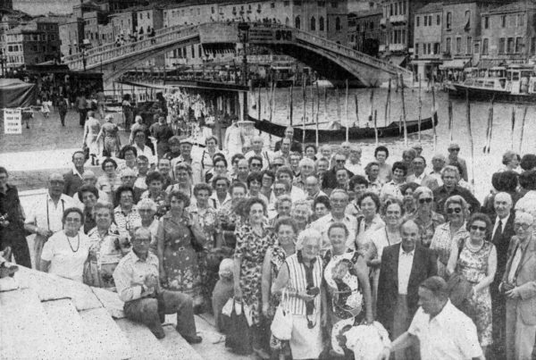 Eine Gruppe der Leserfahrt-Tellnehmer vor der RIaltobrücke in Venedig