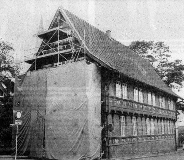 JULI: Mit der Restaurierung des Heimatmuseums wurde begonnen. Heute bietet sich noch ein ähnliches Bild In der Alfelder Semlnarstra8e