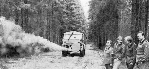 APRIL: Zur Verhinderung der Schäden durch den Sauren Regen wird hier Im Hila Kalk auf den Waldboden geblasen